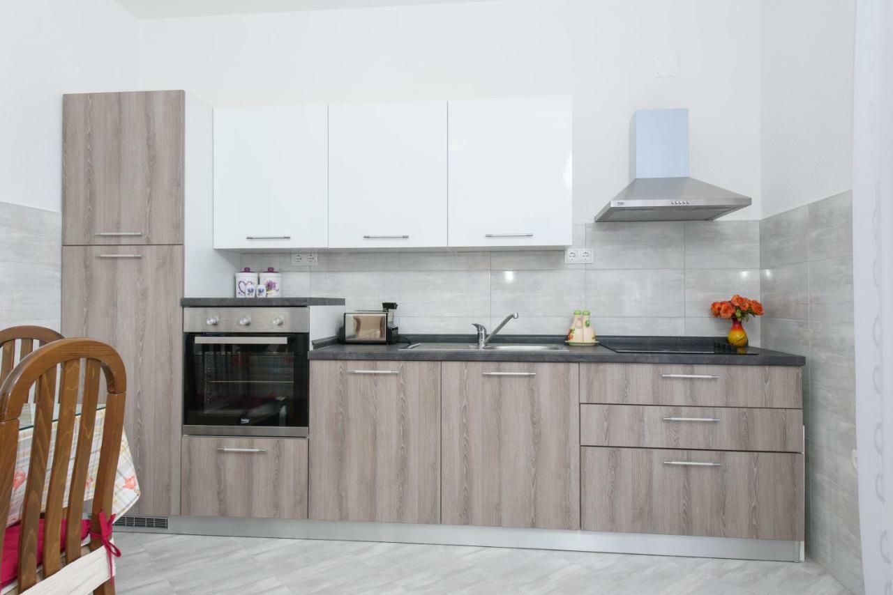 Apartments & Rooms Seaside Kastela Ngoại thất bức ảnh